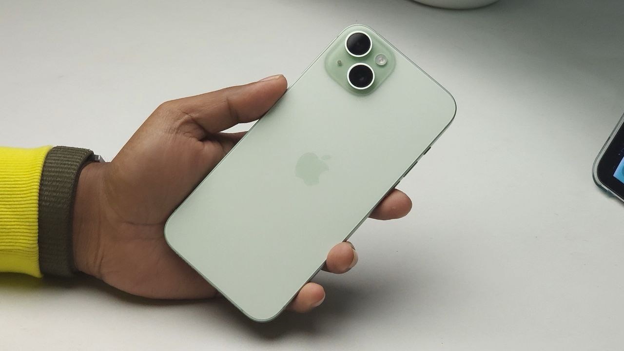 Apple iPhone 15 Plus in green