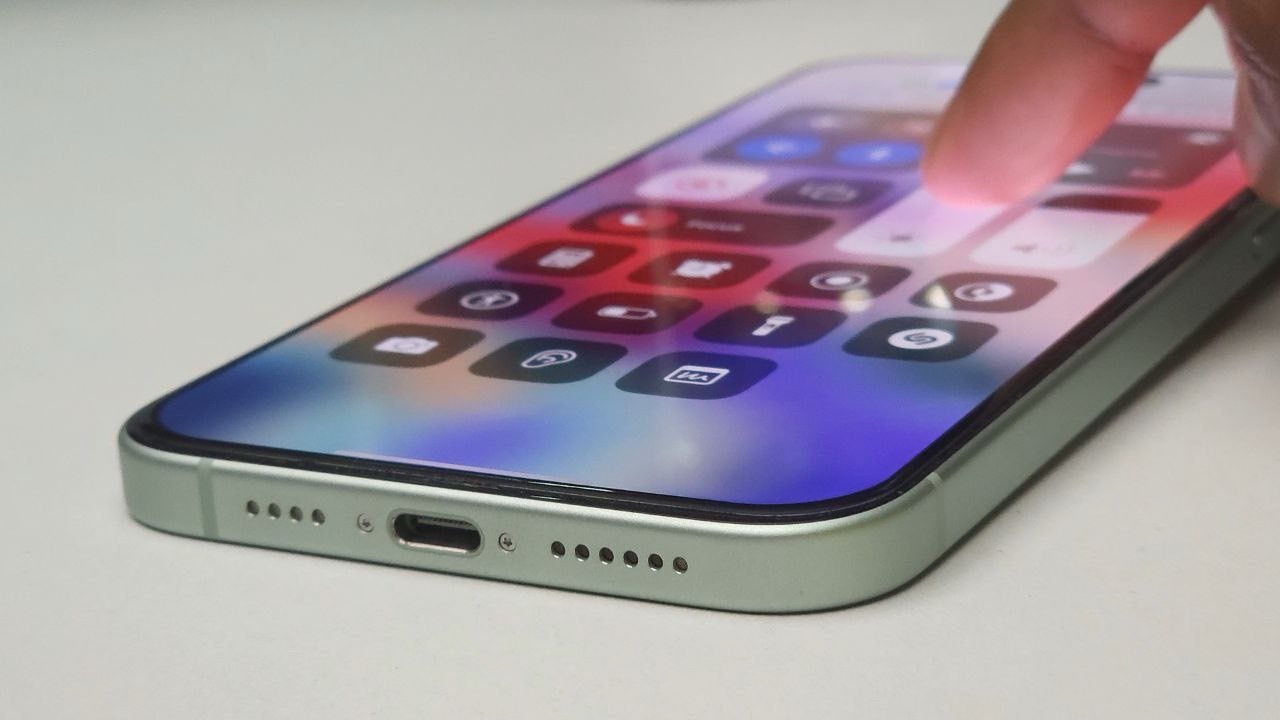 Apple iPhone 15 Plus 2000 nits brightness 